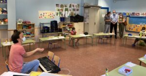 Visita al taller de música de las Escuelas de Verano del Polígono Sur