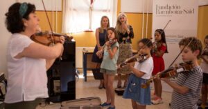Patricia del Pozo visita el curso de iniciación a la música